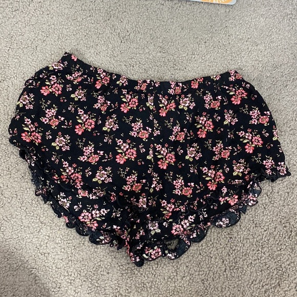 Forever 21 floral shorts - Picture 3 of 3